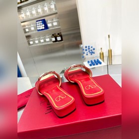 Новая модель Valentino весны 2023 года, кожаный верх, меховая под