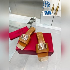 Новая модель Valentino весны 2023 года, кожаный верх, меховая под