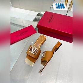 Новая модель Valentino весны 2023 года, кожаный верх, меховая под