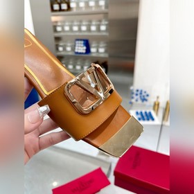 Новая модель Valentino весны 2023 года, кожаный верх, меховая под