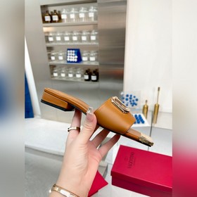 Новая модель Valentino весны 2023 года, кожаный верх, меховая под