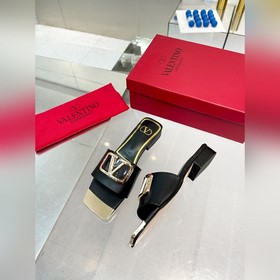 Новая модель Valentino весны 2023 года, кожаный верх, меховая под