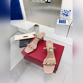 Новая летняя коллекция Valentino. Последние модели сандалий Valen