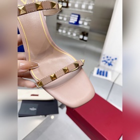 Новая летняя коллекция Valentino. Последние модели сандалий Valen