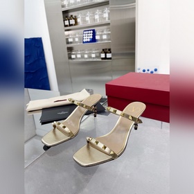 Новая летняя коллекция Valentino. Последние модели сандалий Valen