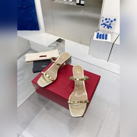 Новая летняя коллекция Valentino. Последние модели сандалий Valen