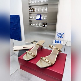 Новая летняя коллекция Valentino. Последние модели сандалий Valen