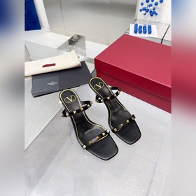 Новая летняя коллекция Valentino. Последние модели сандалий Valen