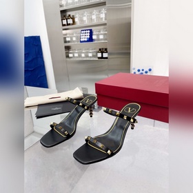 Новая летняя коллекция Valentino. Последние модели сандалий Valen