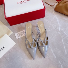Valentino Большая V-образная пряжка на сандалиях из последней кол