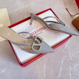 Valentino Большая V-образная пряжка на сандалиях из последней кол