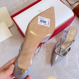 Valentino Большая V-образная пряжка на сандалиях из последней кол