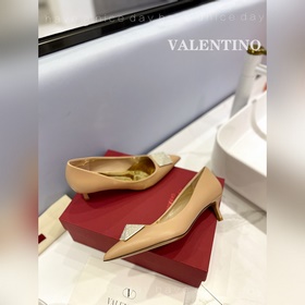 / Valentino  Новейшие туфли Элегантный стиль, создающий неповтор