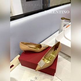 / Valentino  Новейшие туфли Элегантный стиль, создающий неповтор