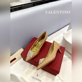 / Valentino  Новейшие туфли Элегантный стиль, создающий неповтор