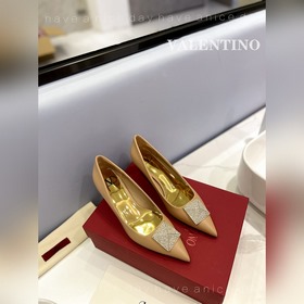 / Valentino  Новейшие туфли Элегантный стиль, создающий неповтор