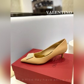 / Valentino  Новейшие туфли Элегантный стиль, создающий неповтор