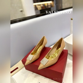 / Valentino  Новейшие туфли Элегантный стиль, создающий неповтор
