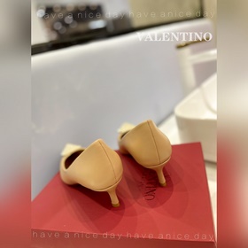 / Valentino  Новейшие туфли Элегантный стиль, создающий неповтор
