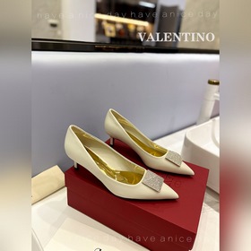 / Valentino  Новейшие туфли Элегантный стиль, создающий неповтор