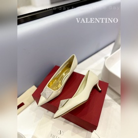 / Valentino  Новейшие туфли Элегантный стиль, создающий неповтор