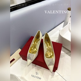 / Valentino  Новейшие туфли Элегантный стиль, создающий неповтор