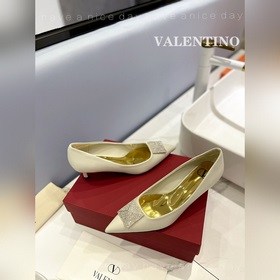 / Valentino  Новейшие туфли Элегантный стиль, создающий неповтор