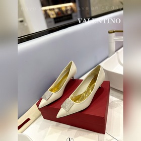 / Valentino  Новейшие туфли Элегантный стиль, создающий неповтор
