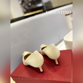 / Valentino  Новейшие туфли Элегантный стиль, создающий неповтор