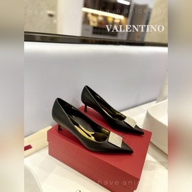 / Valentino  Новейшие туфли Элегантный стиль, создающий неповтор