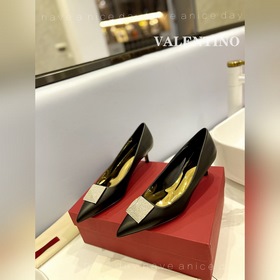 / Valentino  Новейшие туфли Элегантный стиль, создающий неповтор