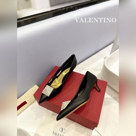 / Valentino  Новейшие туфли Элегантный стиль, создающий неповтор