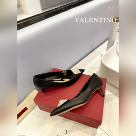 / Valentino  Новейшие туфли Элегантный стиль, создающий неповтор