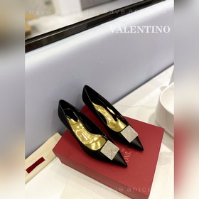 / Valentino  Новейшие туфли Элегантный стиль, создающий неповтор