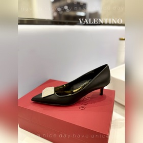 / Valentino  Новейшие туфли Элегантный стиль, создающий неповтор