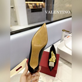 / Valentino  Новейшие туфли Элегантный стиль, создающий неповтор