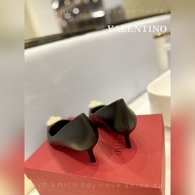 / Valentino  Новейшие туфли Элегантный стиль, создающий неповтор