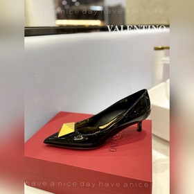 / Valentino  Новейшие туфли Элегантный стиль, создающий неповтор