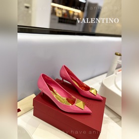 / Valentino  Новейшие туфли Элегантный стиль, создающий неповтор