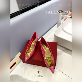 / Valentino  Новейшие туфли Элегантный стиль, создающий неповтор