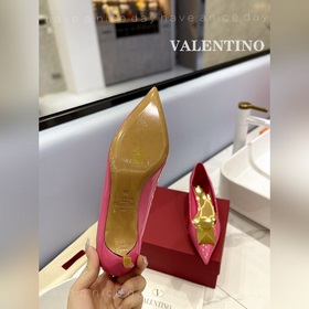 / Valentino  Новейшие туфли Элегантный стиль, создающий неповтор
