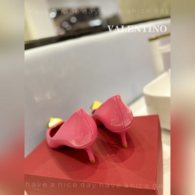 / Valentino  Новейшие туфли Элегантный стиль, создающий неповтор