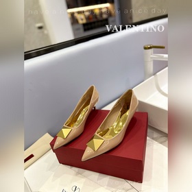 / Valentino  Новейшие туфли Элегантный стиль, создающий неповтор