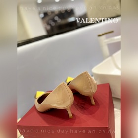 / Valentino  Новейшие туфли Элегантный стиль, создающий неповтор