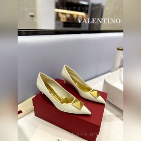 / Valentino  Новейшие туфли Элегантный стиль, создающий неповтор