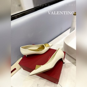 / Valentino  Новейшие туфли Элегантный стиль, создающий неповтор