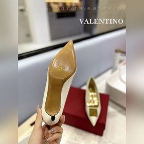 / Valentino  Новейшие туфли Элегантный стиль, создающий неповтор