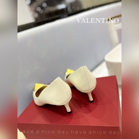 / Valentino  Новейшие туфли Элегантный стиль, создающий неповтор
