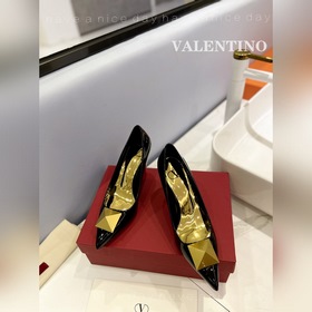 / Valentino  Новейшие туфли Элегантный стиль, создающий неповтор