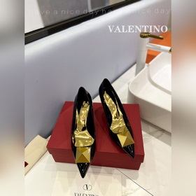 / Valentino  Новейшие туфли Элегантный стиль, создающий неповтор